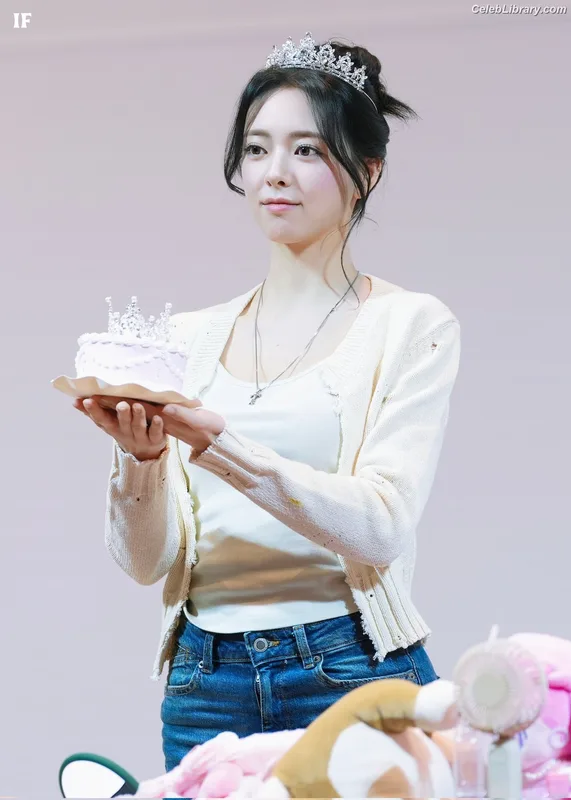 Yuna - ITZY (유나, Shin Yu Na) photo 8 of 1698