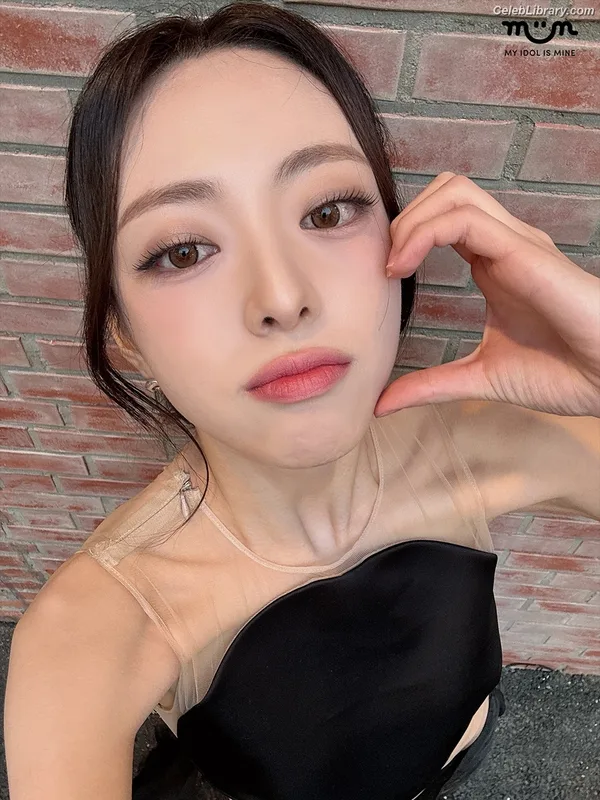 Yuna - ITZY (유나, Shin Yu Na) photo 15 of 1698