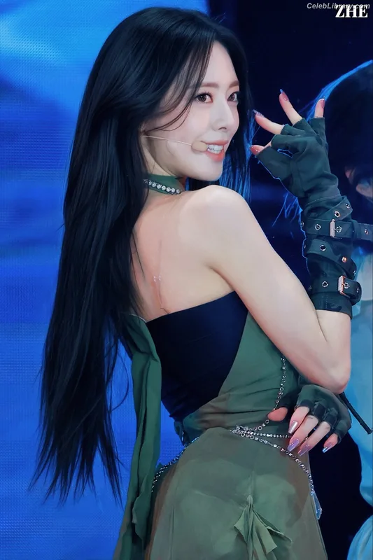 Yuna - ITZY (유나, Shin Yu Na) photo 16 of 1698