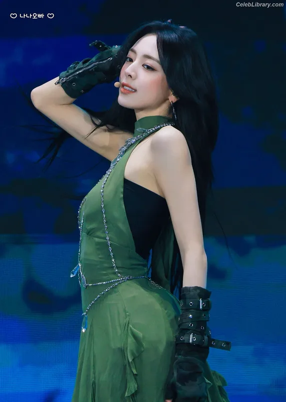 Yuna - ITZY (유나, Shin Yu Na) photo 17 of 1698