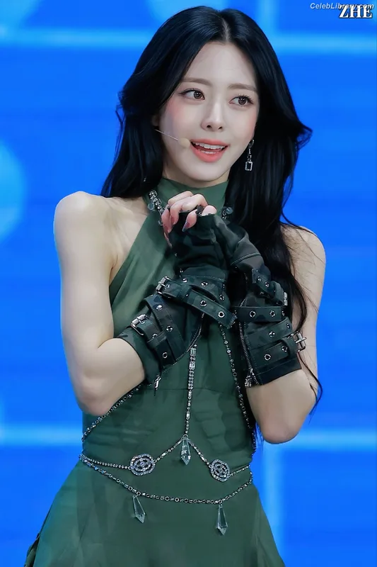Yuna - ITZY (유나, Shin Yu Na) photo 20 of 1698