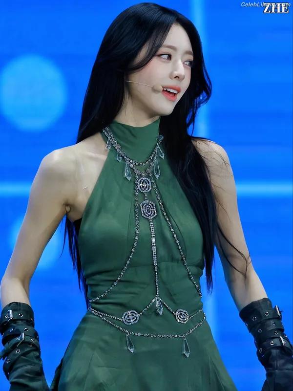Yuna - ITZY (유나, Shin Yu Na) photo 21 of 1698