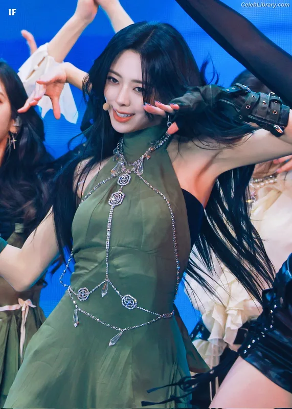 Yuna - ITZY (유나, Shin Yu Na) photo 23 of 1698