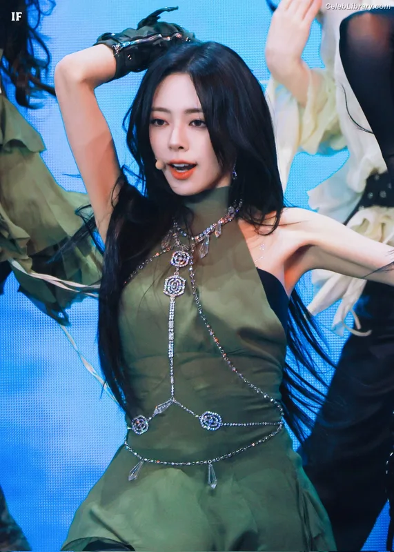 Yuna - ITZY (유나, Shin Yu Na) photo 24 of 1698