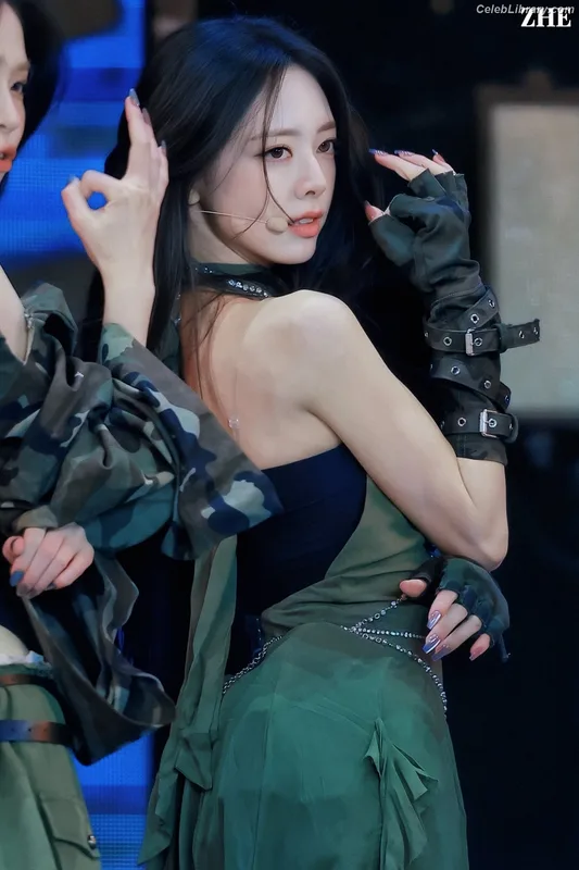Yuna - ITZY (유나, Shin Yu Na) photo 1 of 1698