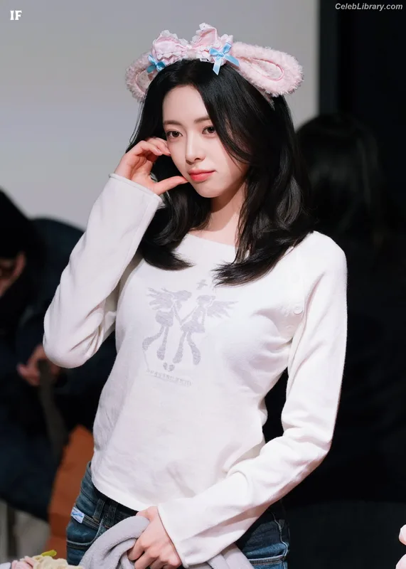 Yuna - ITZY (유나, Shin Yu Na) photo 21 of 1698