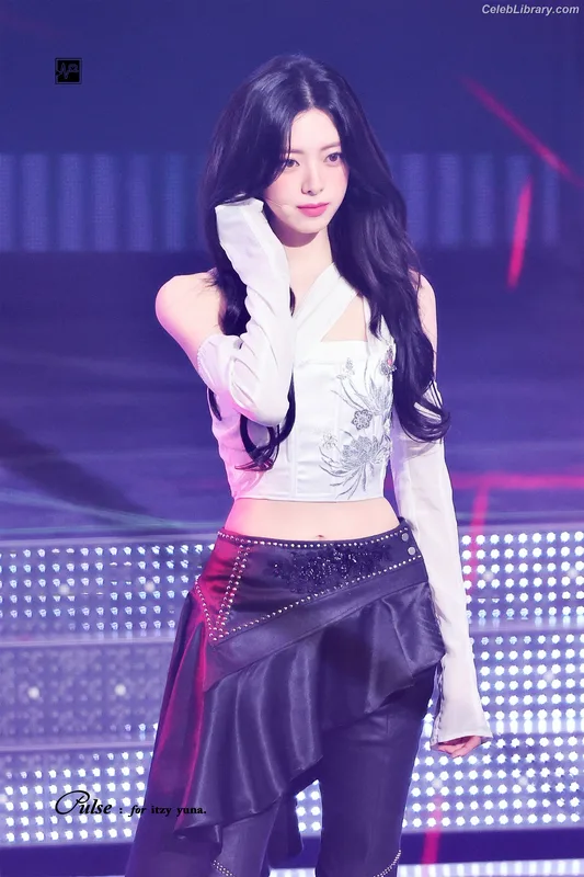 Yuna - ITZY (유나, Shin Yu Na) photo 24 of 1698