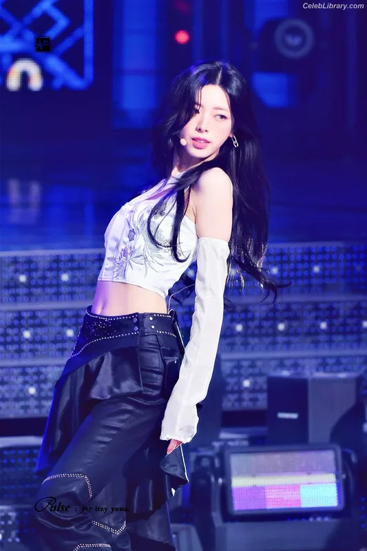 Yuna - ITZY (유나, Shin Yu Na) photo 1 of 1698