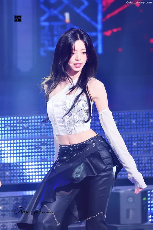 Yuna - ITZY (유나, Shin Yu Na) photo 3 of 1698