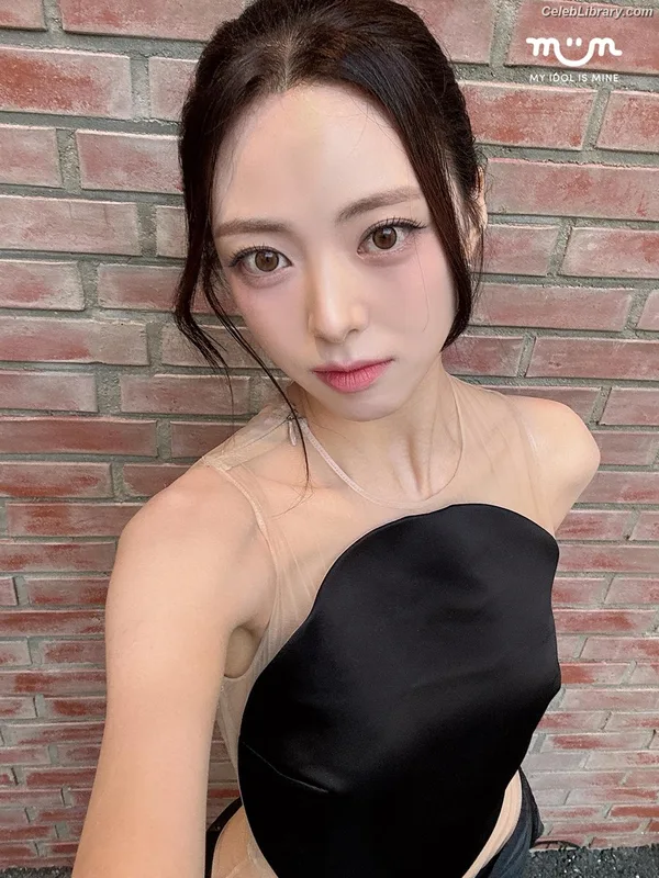 Yuna - ITZY (유나, Shin Yu Na) photo 5 of 1698
