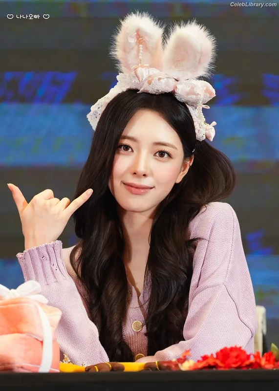 Yuna - ITZY (유나, Shin Yu Na) photo 14 of 1698