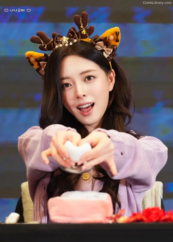 Yuna - ITZY (유나, Shin Yu Na) photo 15 of 1698
