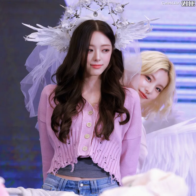 Yuna - ITZY (유나, Shin Yu Na) photo 17 of 1698