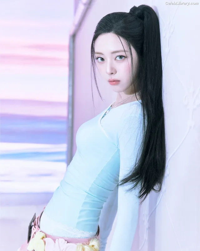 Yuna - ITZY (유나, Shin Yu Na) photo 24 of 1698