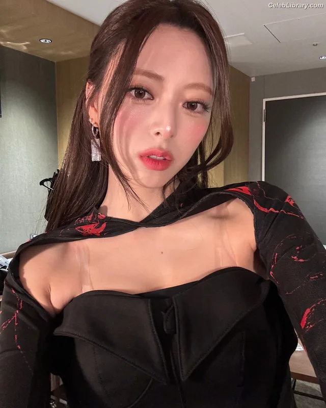 Yuna - ITZY (유나, Shin Yu Na) photo 21 of 1698
