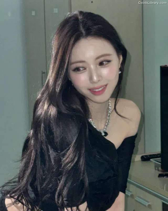 Yuna - ITZY (유나, Shin Yu Na) photo 2 of 1698
