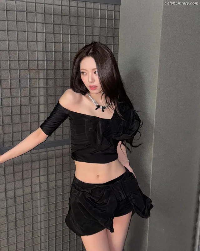 Yuna - ITZY (유나, Shin Yu Na) photo 4 of 1698