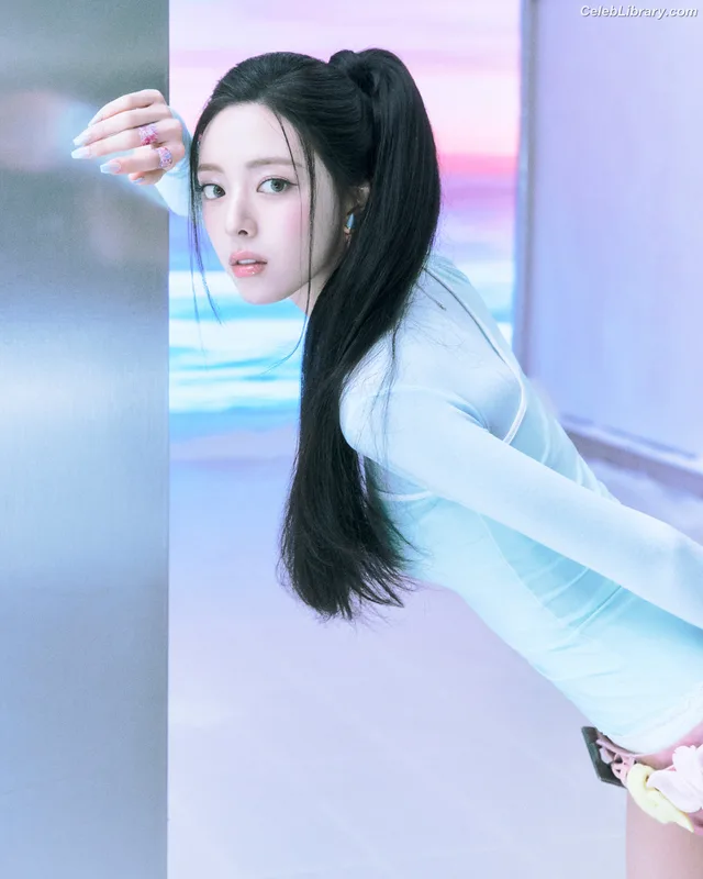 Yuna - ITZY (유나, Shin Yu Na) photo 11 of 1698