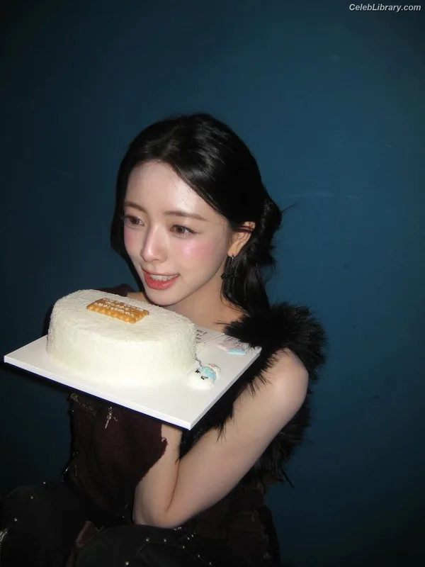 Yuna - ITZY (유나, Shin Yu Na) photo 17 of 1698