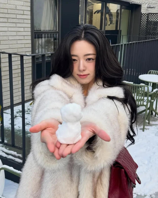 Yuna - ITZY (유나, Shin Yu Na) photo 19 of 1698