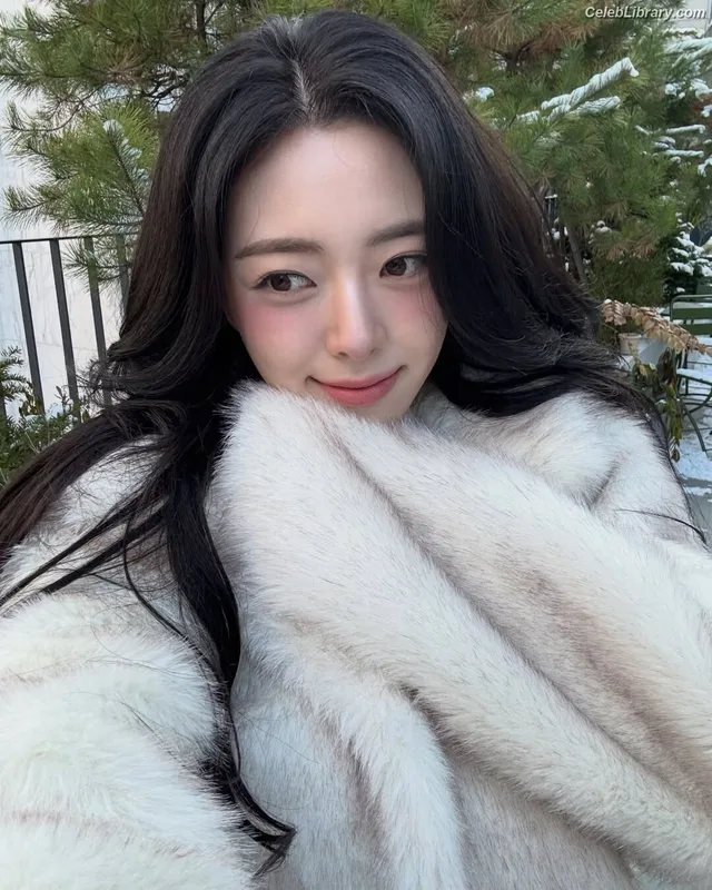 Yuna - ITZY (유나, Shin Yu Na) photo 20 of 1698