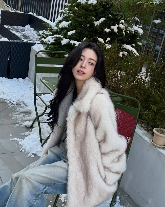 Yuna - ITZY (유나, Shin Yu Na) photo 21 of 1698