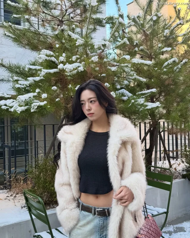Yuna - ITZY (유나, Shin Yu Na) photo 23 of 1698