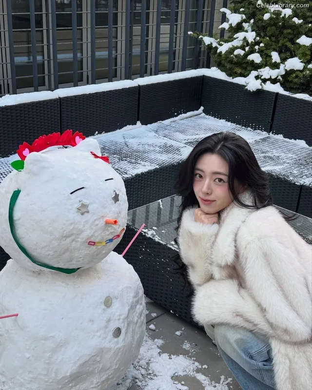 Yuna - ITZY (유나, Shin Yu Na) photo 1 of 1698