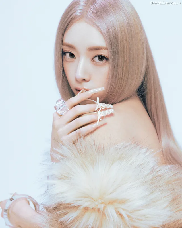 Yuna - ITZY (유나, Shin Yu Na) photo 20 of 1698