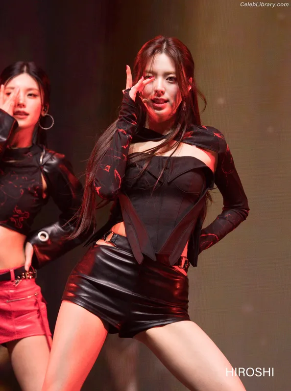 Yuna - ITZY (유나, Shin Yu Na) photo 22 of 1698