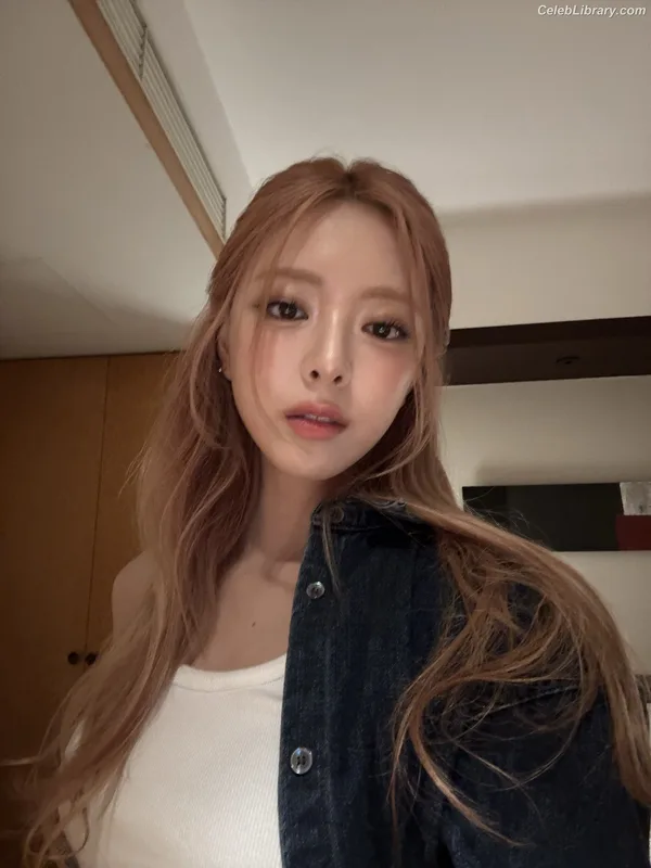 Yuna - ITZY (유나, Shin Yu Na) photo 1 of 1698