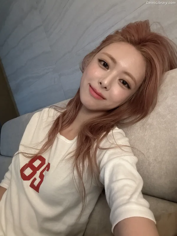 Yuna - ITZY (유나, Shin Yu Na) photo 6 of 1698
