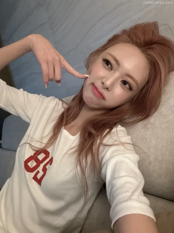 Yuna - ITZY (유나, Shin Yu Na) photo 7 of 1698