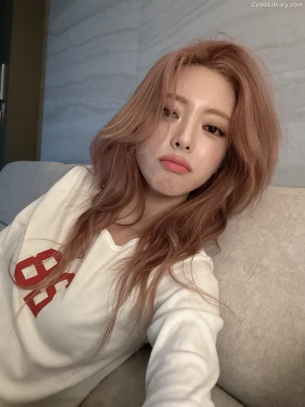 Yuna - ITZY (유나, Shin Yu Na) photo 8 of 1698