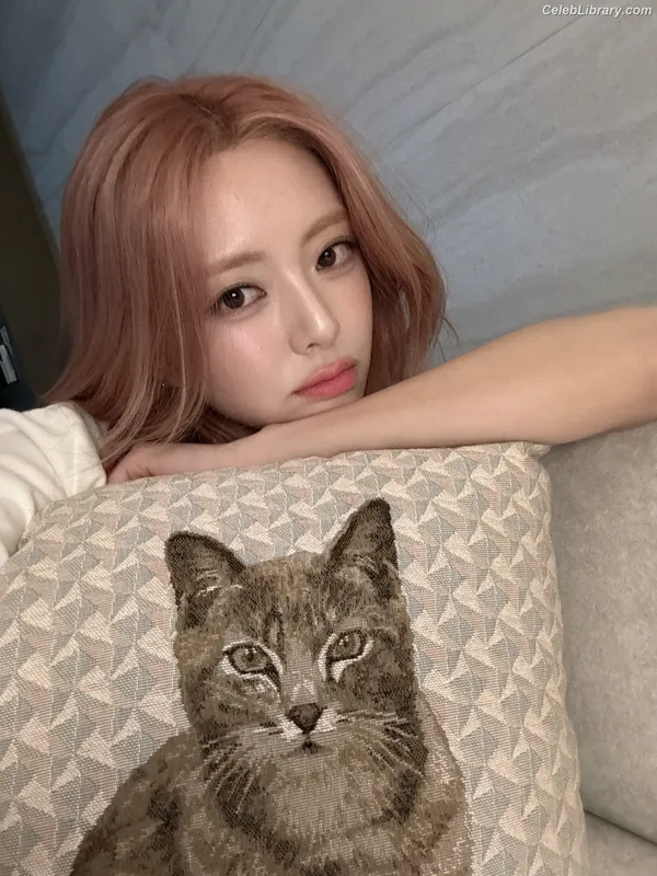 Yuna - ITZY (유나, Shin Yu Na) photo 10 of 1698