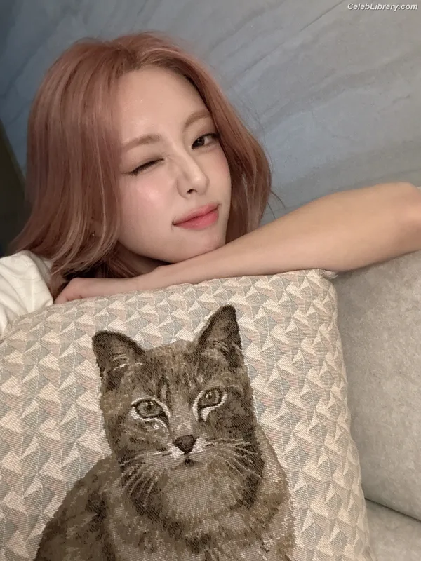 Yuna - ITZY (유나, Shin Yu Na) photo 11 of 1698