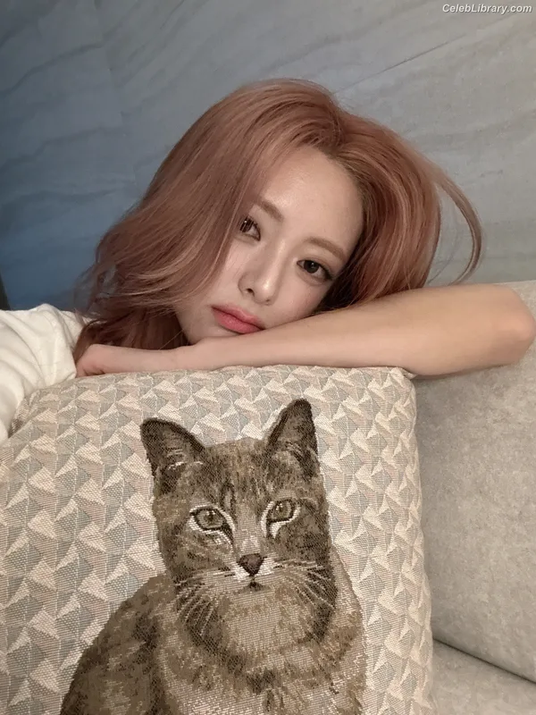 Yuna - ITZY (유나, Shin Yu Na) photo 12 of 1698