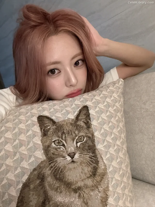 Yuna - ITZY (유나, Shin Yu Na) photo 14 of 1698