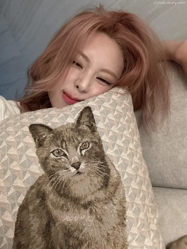 Yuna - ITZY (유나, Shin Yu Na) photo 16 of 1698