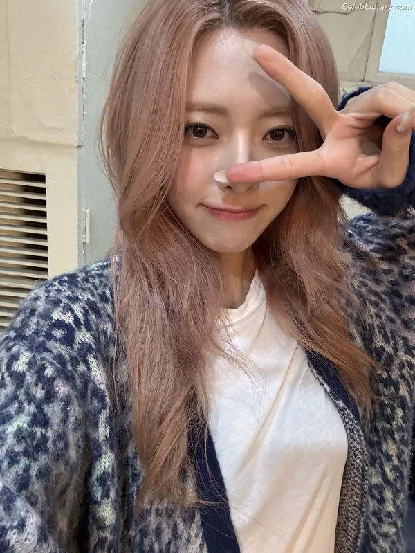 Yuna - ITZY (유나, Shin Yu Na) photo 24 of 1698