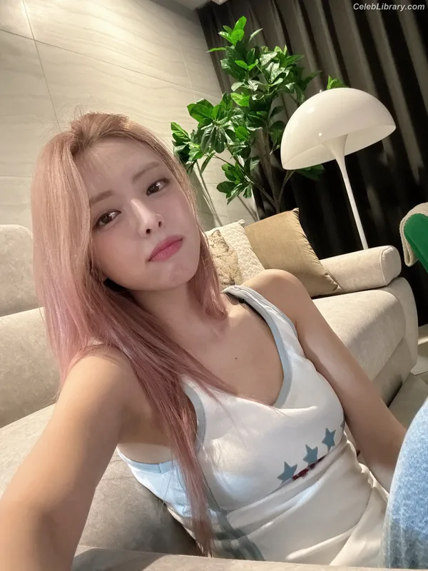 Yuna - ITZY (유나, Shin Yu Na) photo 2 of 1698