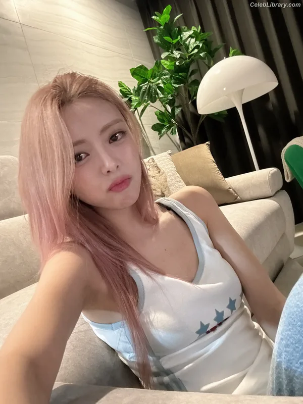 Yuna - ITZY (유나, Shin Yu Na) photo 3 of 1698