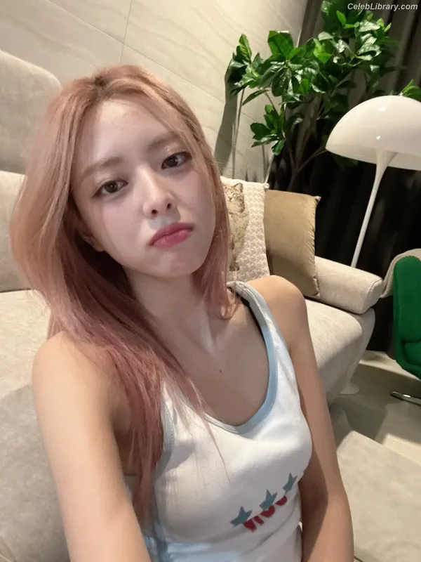 Yuna - ITZY (유나, Shin Yu Na) photo 4 of 1698