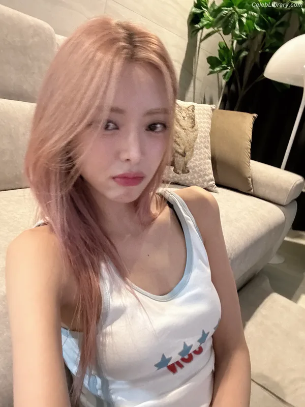Yuna - ITZY (유나, Shin Yu Na) photo 5 of 1698