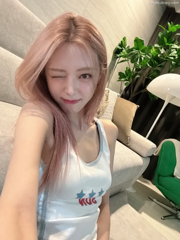 Yuna - ITZY (유나, Shin Yu Na) photo 7 of 1698