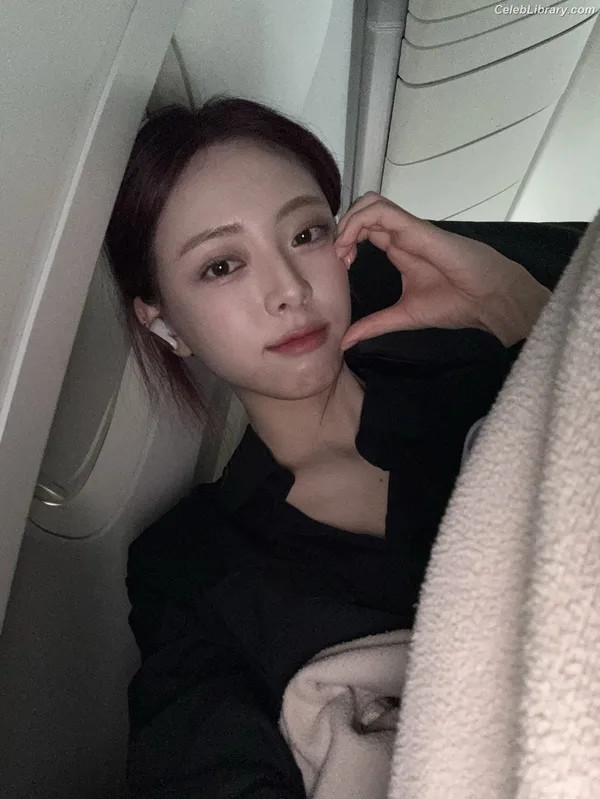Yuna - ITZY (유나, Shin Yu Na) photo 15 of 1698