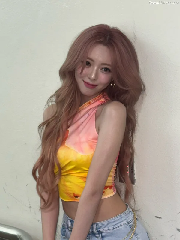 Yuna - ITZY (유나, Shin Yu Na) photo 21 of 1698