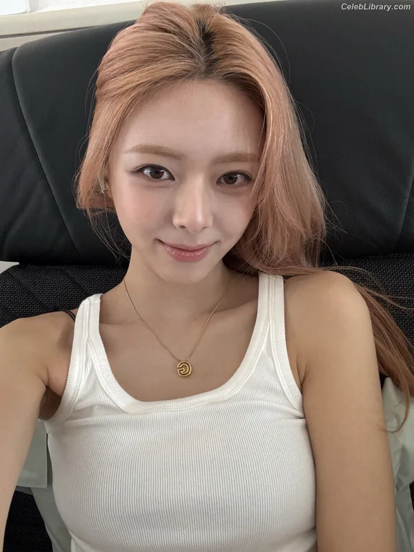 Yuna - ITZY (유나, Shin Yu Na) photo 1 of 1698