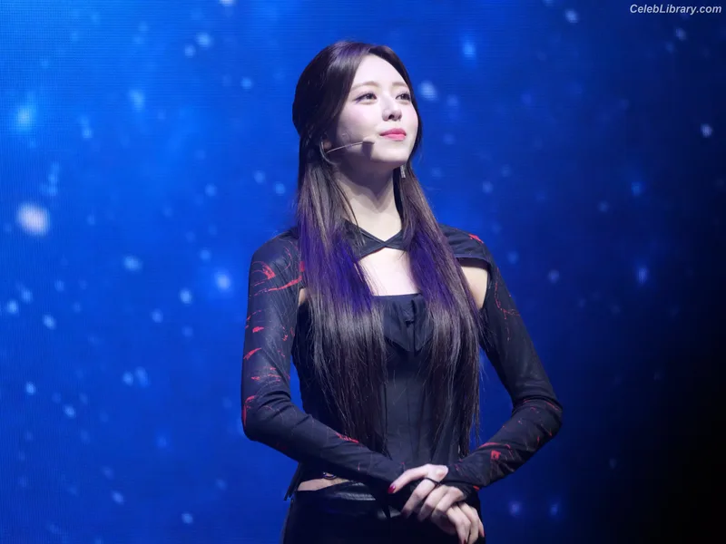 Yuna - ITZY (유나, Shin Yu Na) photo 10 of 1698