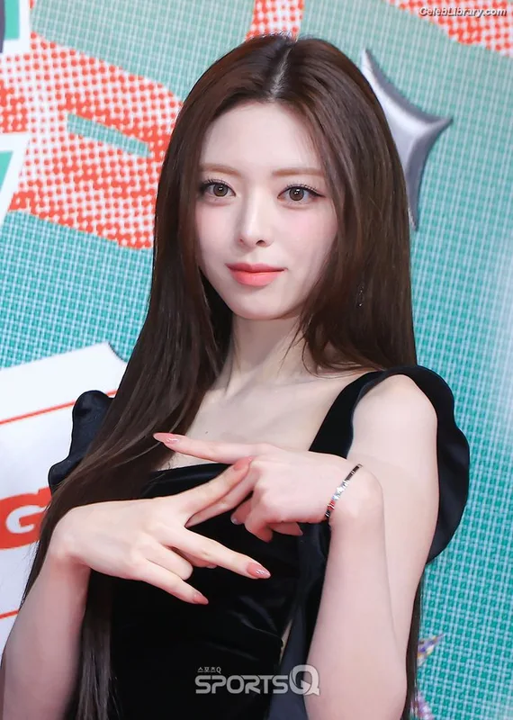 Yuna - ITZY (유나, Shin Yu Na) photo 8 of 1698